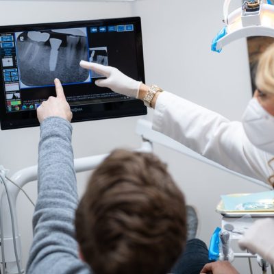 emergency dentist Pasadena helping patient